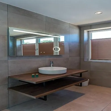 Beautiful Luxurious Situated In Villa *