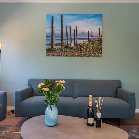 Beautiful Luxurious Situated In Villa *